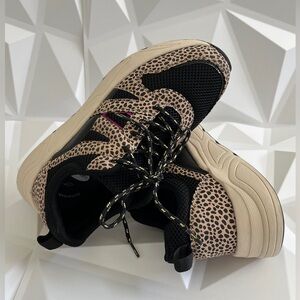Lucky Step Leopard Print Women's Sneakers Size:8